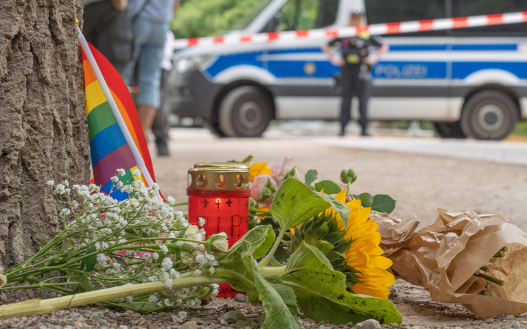 Blumen und eine Kerze nach CSD-Anschlag
