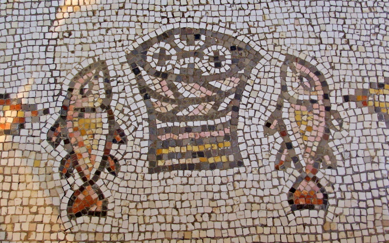 Brot-und-Fische-Bodenmosaik in Kirche der Brotvermehrung in Tabgha am See Genezareth