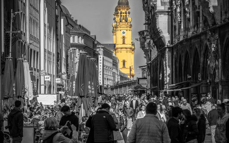 Fußgängerzone und Theatinerkirche in München