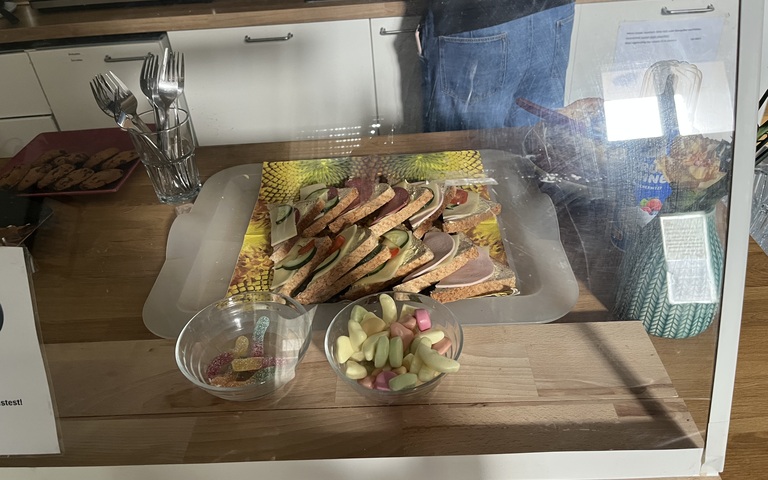 Gummibärchen, belegte Brote und Kekse