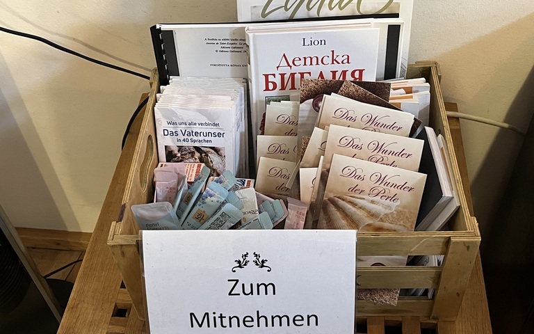 Christliche Broschüren und Bücher zum Mitnehmen