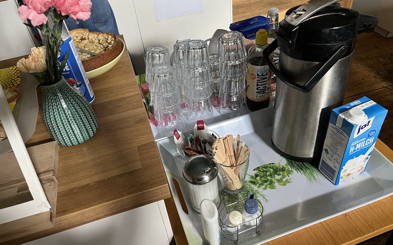 Kaffeekanne und Milch