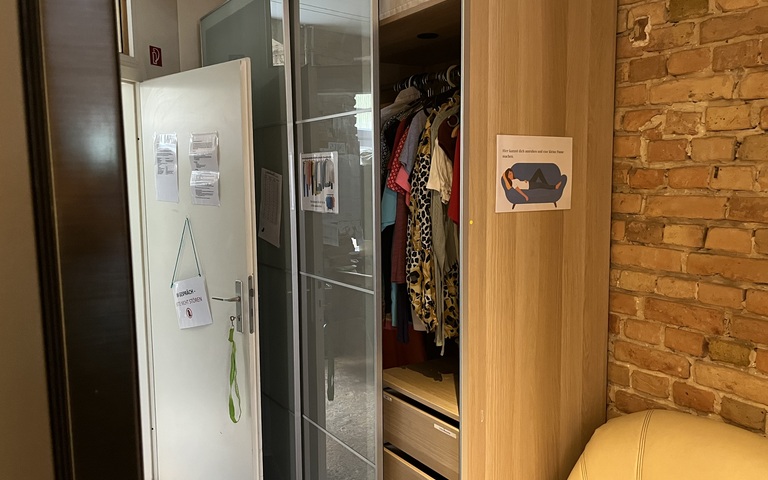Kleiderschrank mit Kleiderspenden