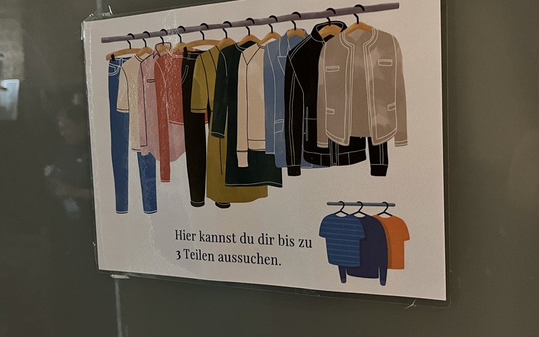 Die Frauen dürfen bis zu drei Kleidungsstücke mitnehmen