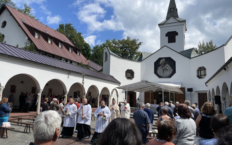 Mariahilf bei Zuckmantel, Auszug der Geistlichen nach der Messe, August 2024