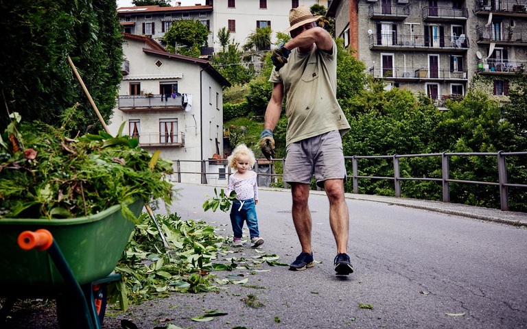 Oliver Stock und seine Tochter schneiden eine Hecke