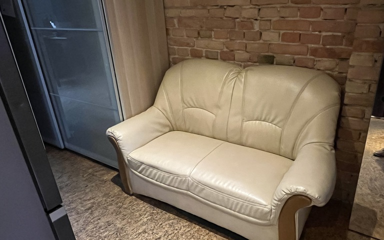 Sofa vor dem Kleiderschrank zum Schlafen