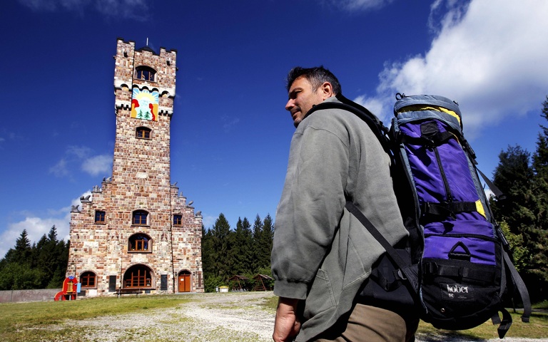 Wanderer mit Rucksack am Altvaterturm auf dem Wetzstein, Mahnmal gegen die Vertreibung der Sudetendeutschen