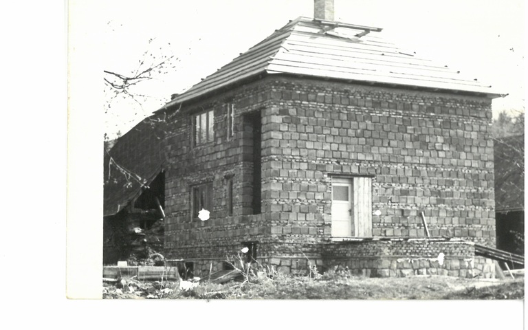 Zuckmantel-Miserich, Neusiedlerbau auf dem Hof von Vertriebenen, 1950er Jahre