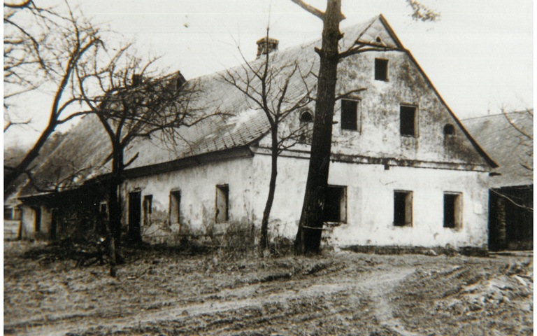 Zuckmantel-Miserich, geplündertes Bauernhaus nach der Vertreibung 1946