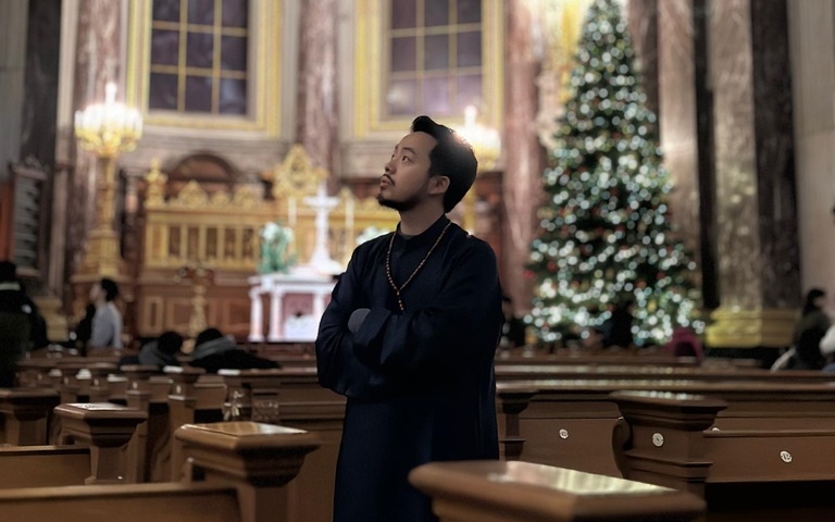 Benjamin Ho Duc in einer Kirche