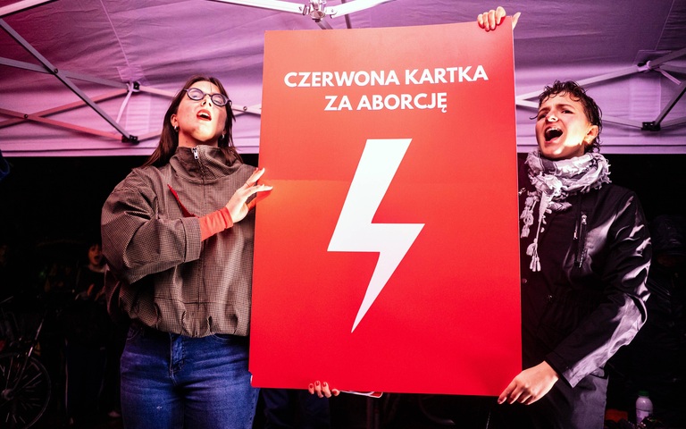 Aktivistinnen bei einer Pro-Abtreibungs-Demonstration vor dem Parlament, Warschau, 22. Oktober 2026